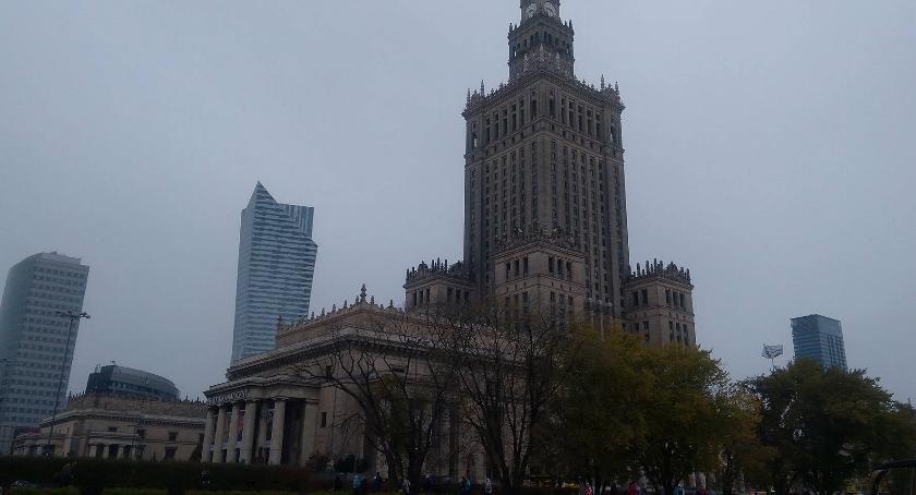 Przed PKiN podpalił się mężczyzna. Protest przeciwko polityce rządu?