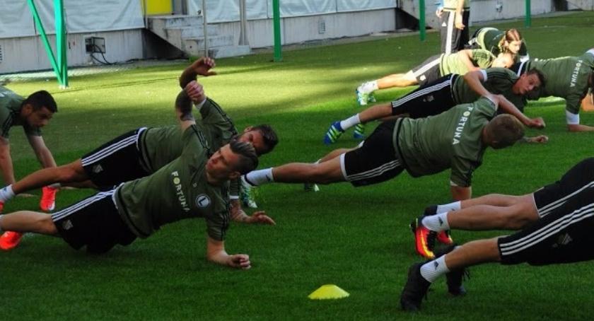 Legia gra fatalnie, ale jako jedyna drużyna... wygrała ostatnie dwa mecze