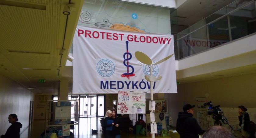 Lekarze rezydenci zakończyli głodówkę, ale to nie koniec protestu
