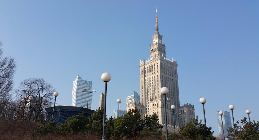 Nie żyje mężczyzna, który podpalił się przed Pałacem Kultury
