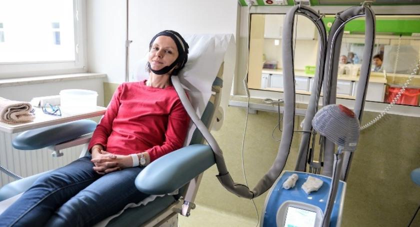 Terapia czepkiem w szpitalu przy Madalińskiego. Ratunek dla włosów w czasie chemioterapii