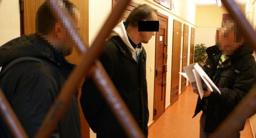 Akcja policji w metrze - zatrzymanie poszukiwanego przestępcy po powrocie do kraju