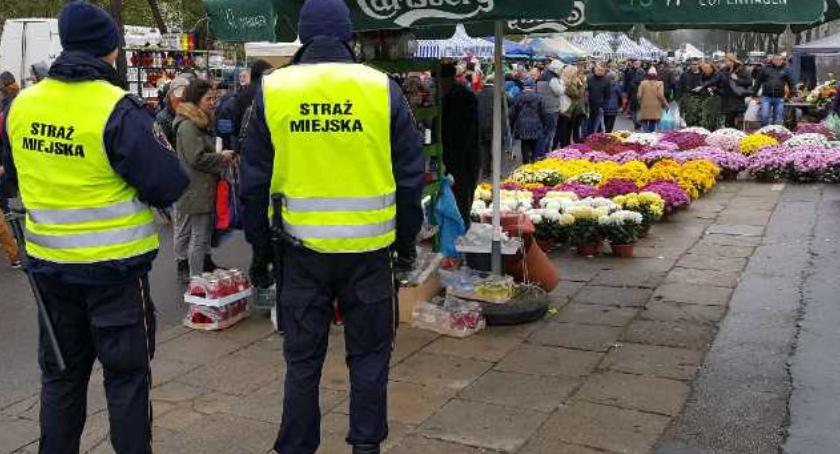 Niemal 2 tys. interwencji i tysiąc mandatów - straż miejska podsumowała akcję Znicz