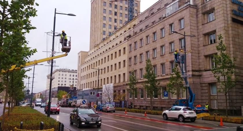 4,5 mln diod, 1300 elementów dekoracyjnych - ruszył montaż świątecznych iluminacji