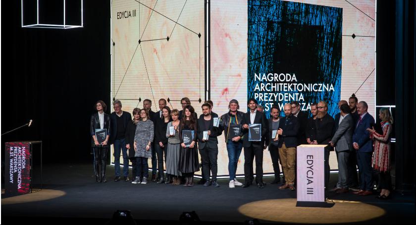 Zwycięzcą Nagrody Architektonicznej za rok 2016 oraz  laureatem Grand Prix jest Hala Koszyki. 