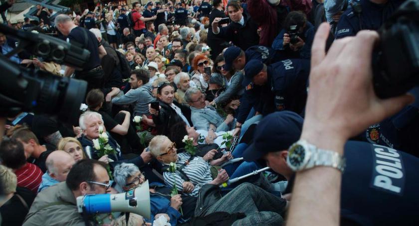 Obywatele RP manifestują. Chcą uczcić pamięć mężczyzny który podpalił się przed PKiN