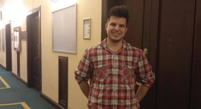Adam pięknie gra na gitarze i studiuje w murach PKiN