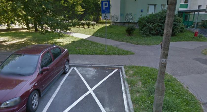 Podrobiona karta niepełnosprawnego i parkowanie na kopertach - cwaniak na Bielanach