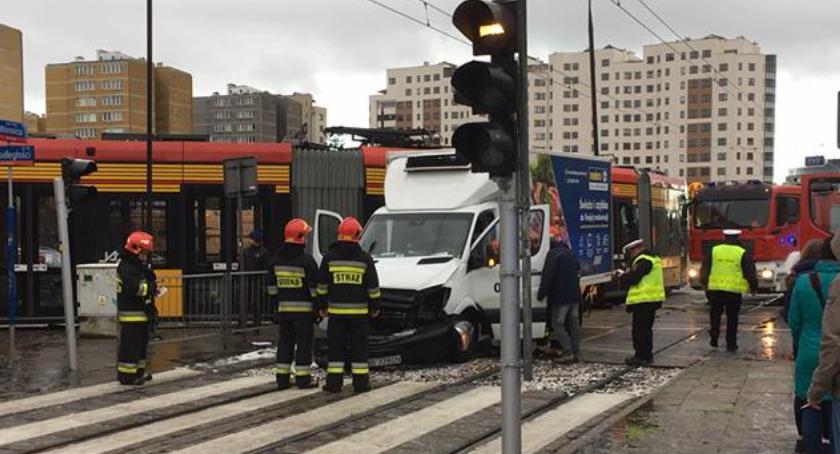 Zderzenie tramwaju, ciężarówki i motocykla u zbiegu Al. Niepodległości z Woronicza [ZDJĘCIA]