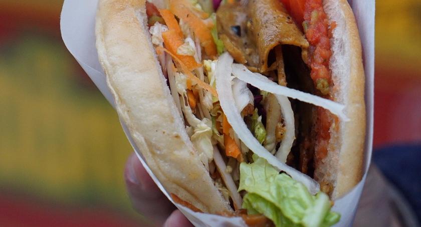 Kebab z automatu na PW. Potrzeba matką wynalazku