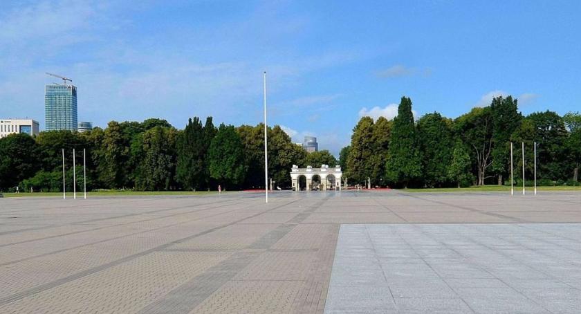 Warszawiacy nie oddadzą placu Piłsudskiego. Nie chcą za to pomnika ofiar Smoleńska