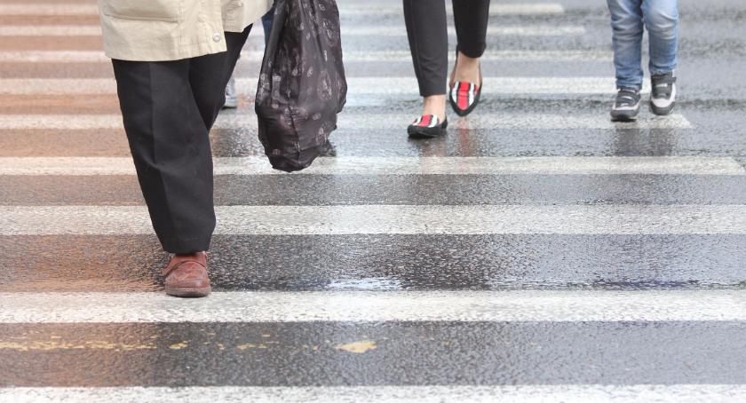 Wypadek na rondzie Dmowskiego. Potrącono kobietę
