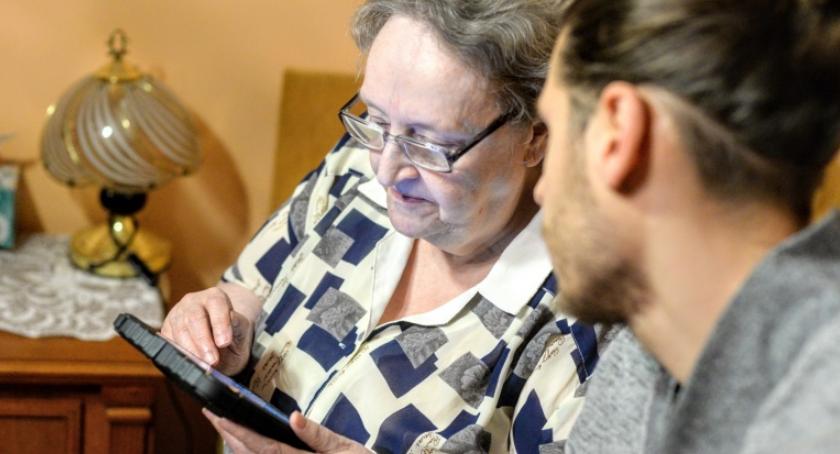 Ruszają testy programu teleopieki dla seniorów. To może naszym babciom i dziadkom uratować życie!
