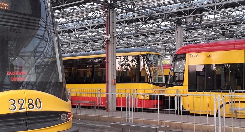 Pijany mężczyzna wypadł z tramwaju na Marszałkowskiej