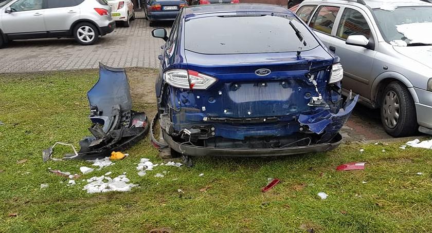 Skosił kilka aut i zatrzymał się na ławce. Nocna szarża na Białołęce