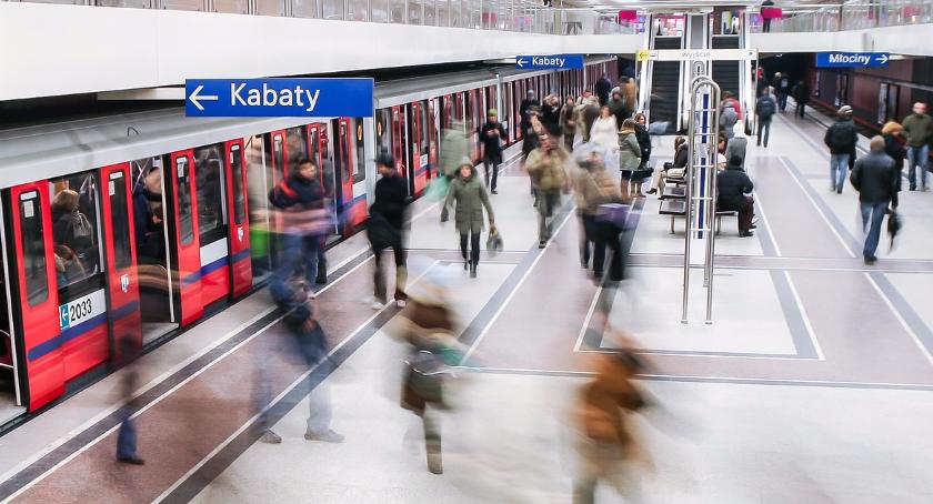 Zamknięto trzy stacje metra. Mężczyzna na torach