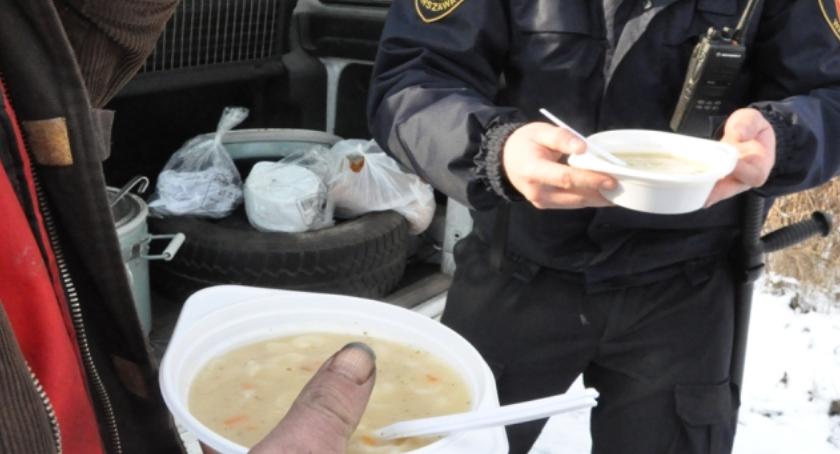 Grube koce, gorące posiłki - ruszyła akcja Trochę ciepła dla bezdomnego