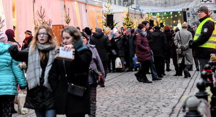 Radosna świąteczna atmosfera, na 200-metrowym stole smakołyki - XIV miejska wigilia za nami