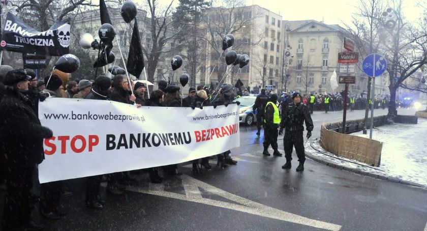 Czarna procesja oszukanych przez banki. Frankowicze protestowali w Warszawie