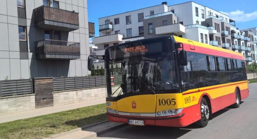 Zderzenie dwóch autobusów. Wybite szyby, niewielkie utrudnienia