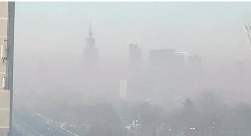 Wysoki poziom zanieczyszczeń. Smog nie opuszcza Warszawy