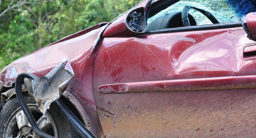 Alfa romeo w poślizgu uderzyła słup energetyczny