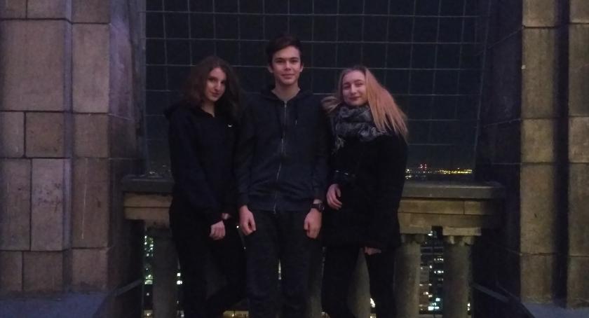 Kacper, Magda i Daria robili sesję fotograficzną na tarasie widokowym