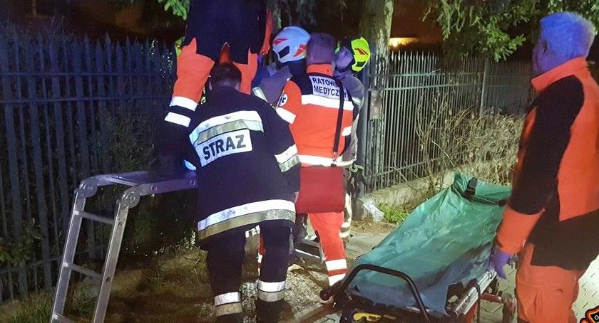 Przechodził przez ogrodzenie i...zawisł. Potrzebował pomocy służb
