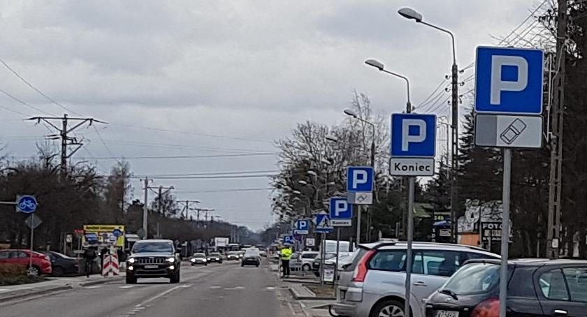 Główna ulica Łomianek po remoncie. To są dopiero dobrze oznakowane miejsca parkingowe...