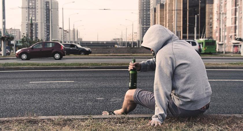 Zapomniał, że nietrzeźwym też nie wolno sprzedawać alkoholu