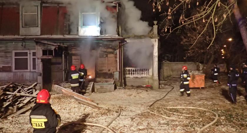 Spłonął pustostan w Aninie. Jedna osoba nie żyje