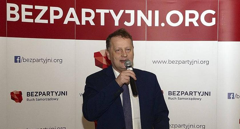 Bezpartyjny prezydent słucha mieszkańców, a partyjny- swojego wodza