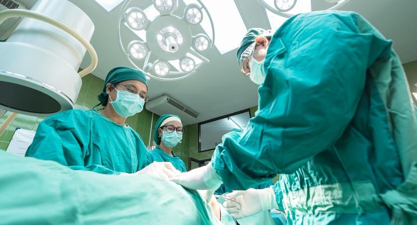 Nie udała się operacja wyciągnięcia igły z płuc 1,5 letniej Neli