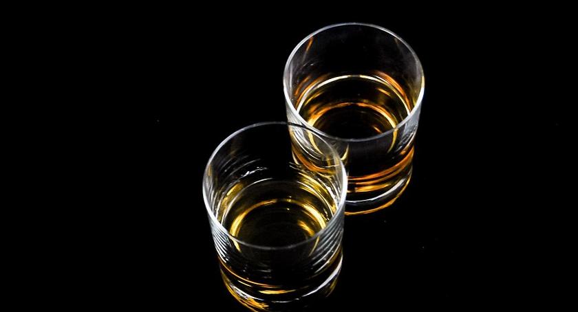 Narodowy Program Trzeźwości - alkohol od 21 roku życia