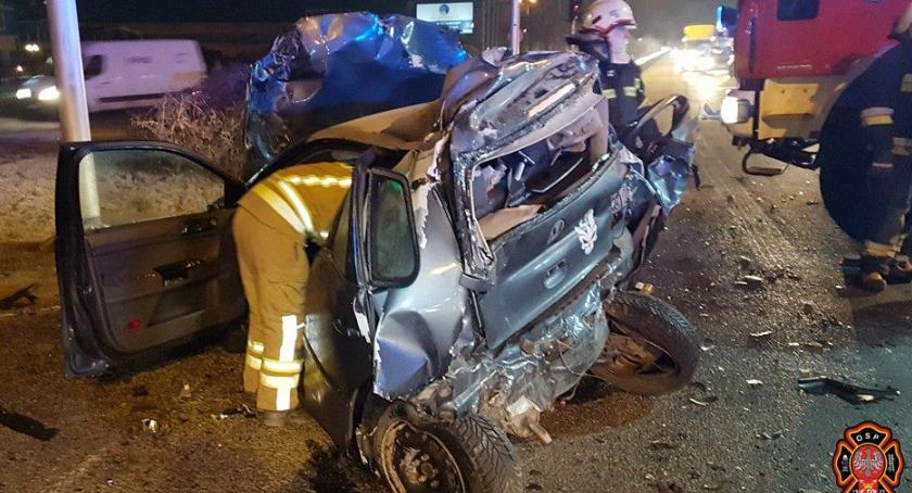 Poranny wypadek pod Łomiankami na zdjęciach straży