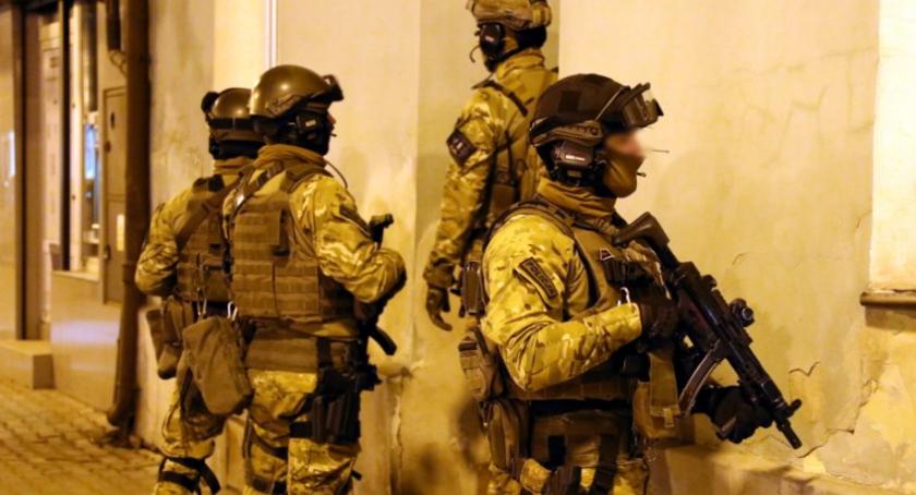Zabójca zatrzymany po 4 latach. Sukces policjantów z archiwum X [ZDJĘCIA Z AKCJI]