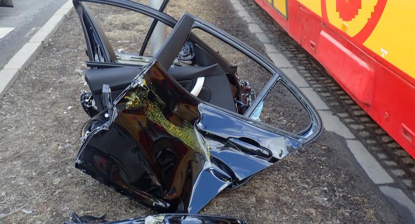 BMW kontra tramwaj na plcu Unii Lubelskiej [ZDJĘCIA]