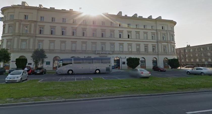 Jesienią pomnik Lecha Kaczyńskiego przed Garnizonem Warszawa. Jest zgoda wojewody