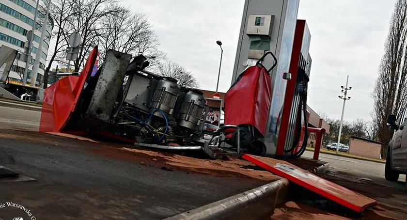 Wjechał koparką w dystrybutor na stacji paliw [ZDJĘCIA]