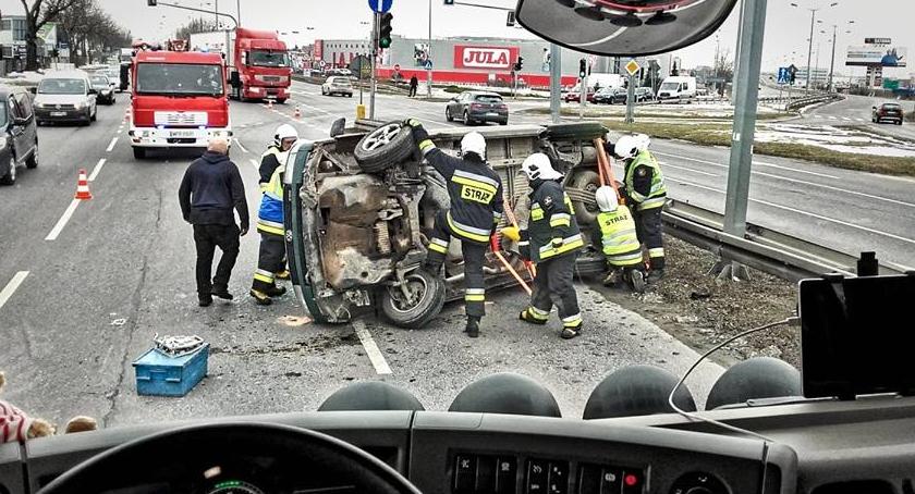 Auto leżące na boku blokowało ruch w stronę Warszawy... [ZDJĘCIA]