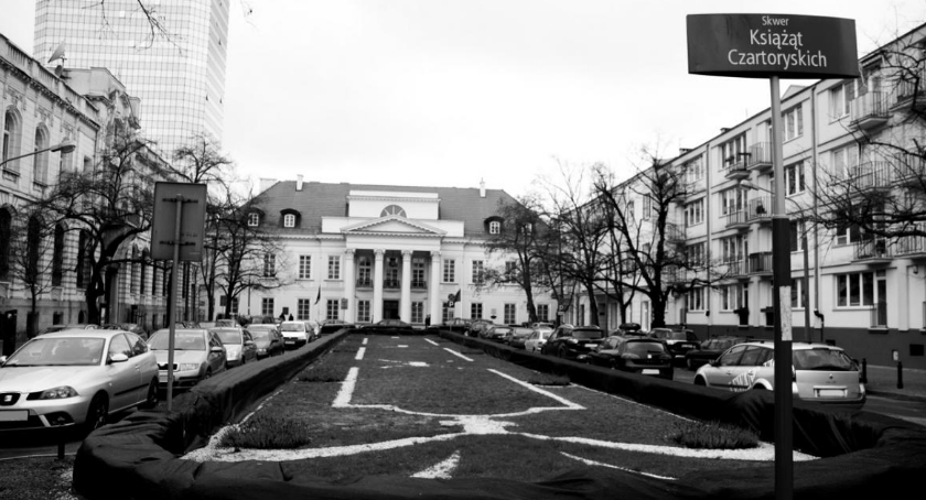 Andrzej Duda złożył kwiaty pod ambasadą Belgii w Warszawie