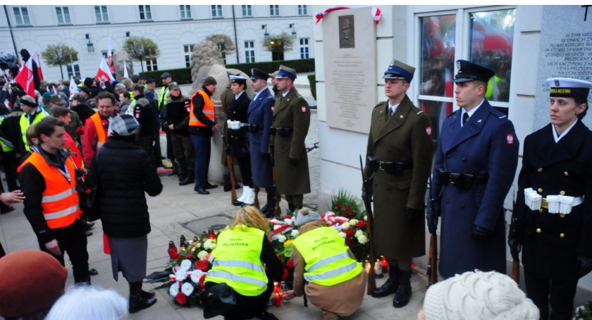 Tablica Lecha Kaczyńskiego odsłonięta na fasadzie Pałacu Prezydenckiego