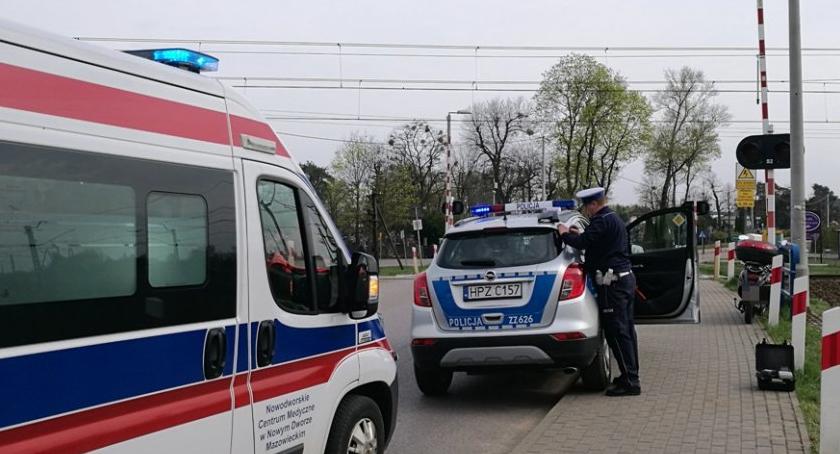 Był tak pijany, że przewrócił się ze skuterem przed przejazdem