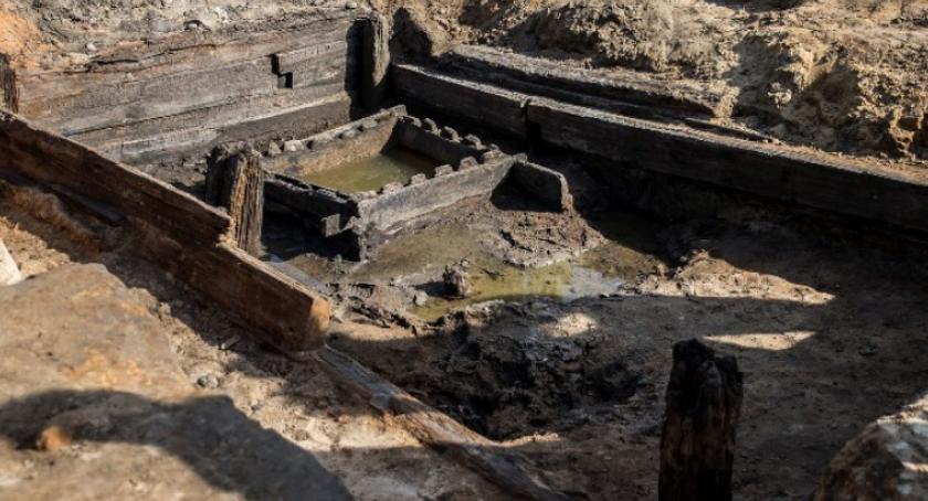 Kolejne historyczne znalezisko na placu budowy. Piwnica z XVII w na pl. Krasińskich