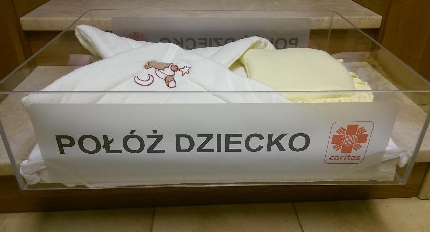 Chłopczyk zostawiony w warszawskim oknie życia 