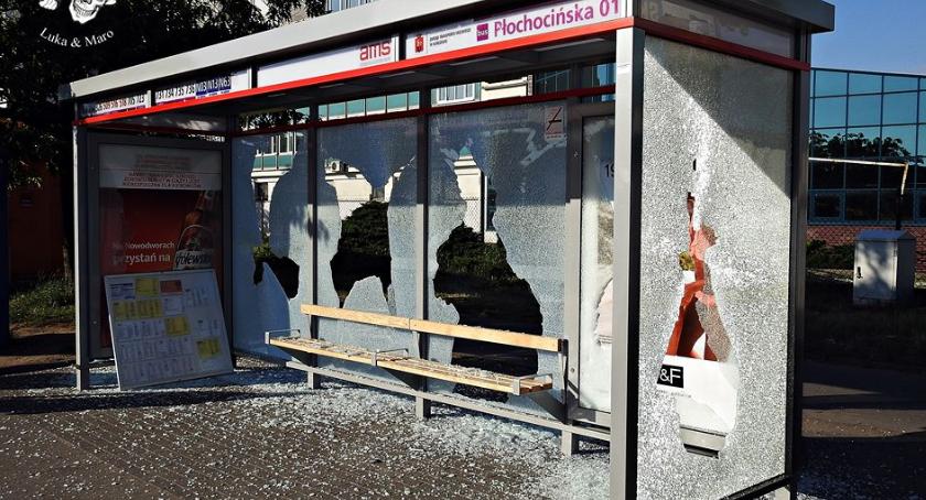Bezmyślny akt wandalizmu. Powybijane szyby, zniszczony biletomat