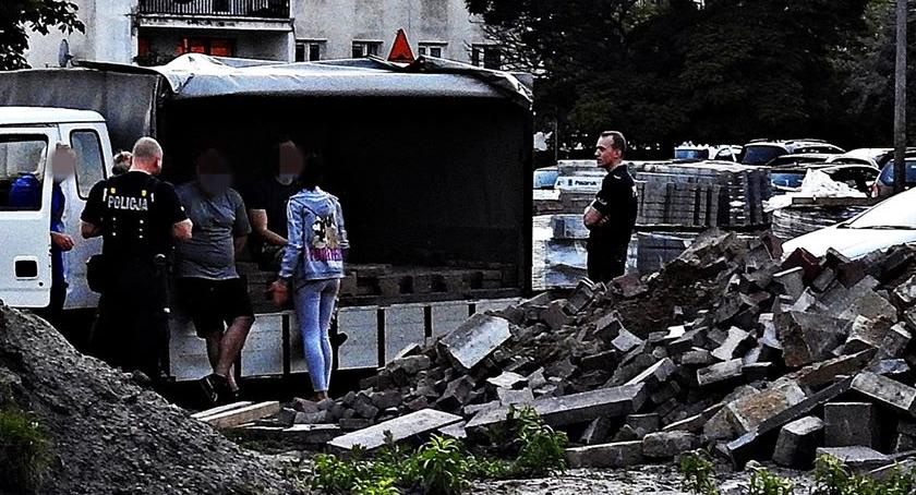 Kradli kostkę brukową. Złapani na gorącym uczynku [ZDJĘCIA]