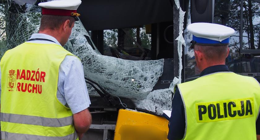 Zderzenie busa z autobusem. Pięć osób rannych, jedna zginęła [ZDJĘCIA]
