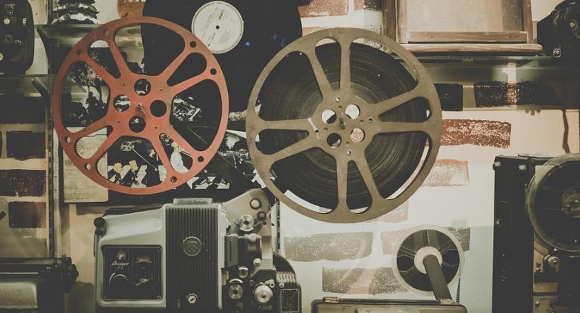 Wypadek w szkole filmowej na Żoliborzu. W głowę kobiety wbita została szpada