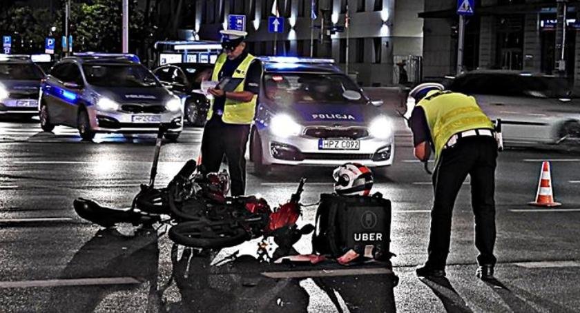 Zderzenie dostawcy Ubera z taksówką [ZDJĘCIA]